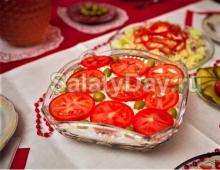 Потрясающий слоёный салат «Красная поляна»: очень легко готовится Салат «Красная поляна»