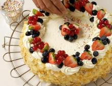 Как украсить торт зажелированными фруктами